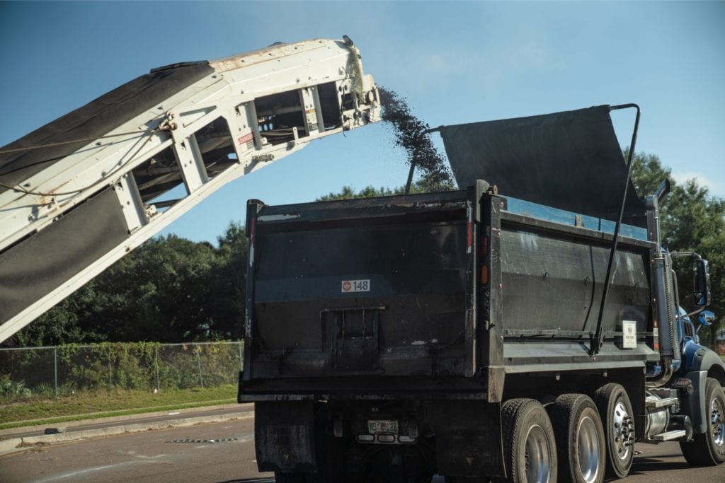 Uno de los camiones de Whitney llenándose de grava para un próximo trabajo de transporte.