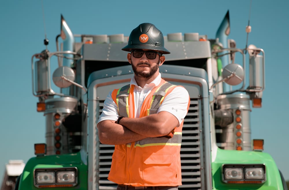 Un trabajador con su camión